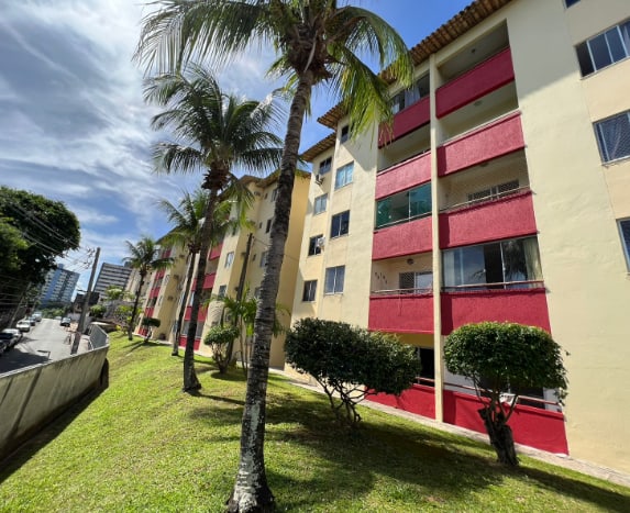Conjunto residencial na Boca do Rio após tratamento e pintura das fachadas.