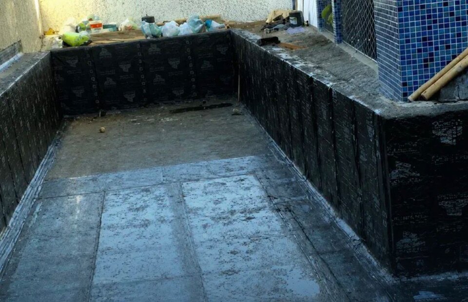 Piscina em Brotas durante a execução do sistema de impermeabilização.