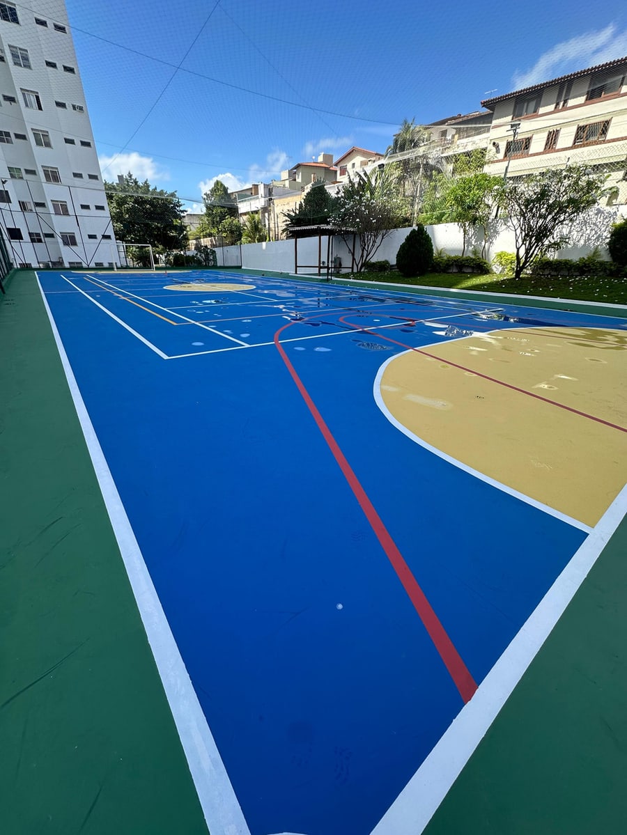 Quadra residencial no Itaigara após reforma, com piso e marcações renovados.