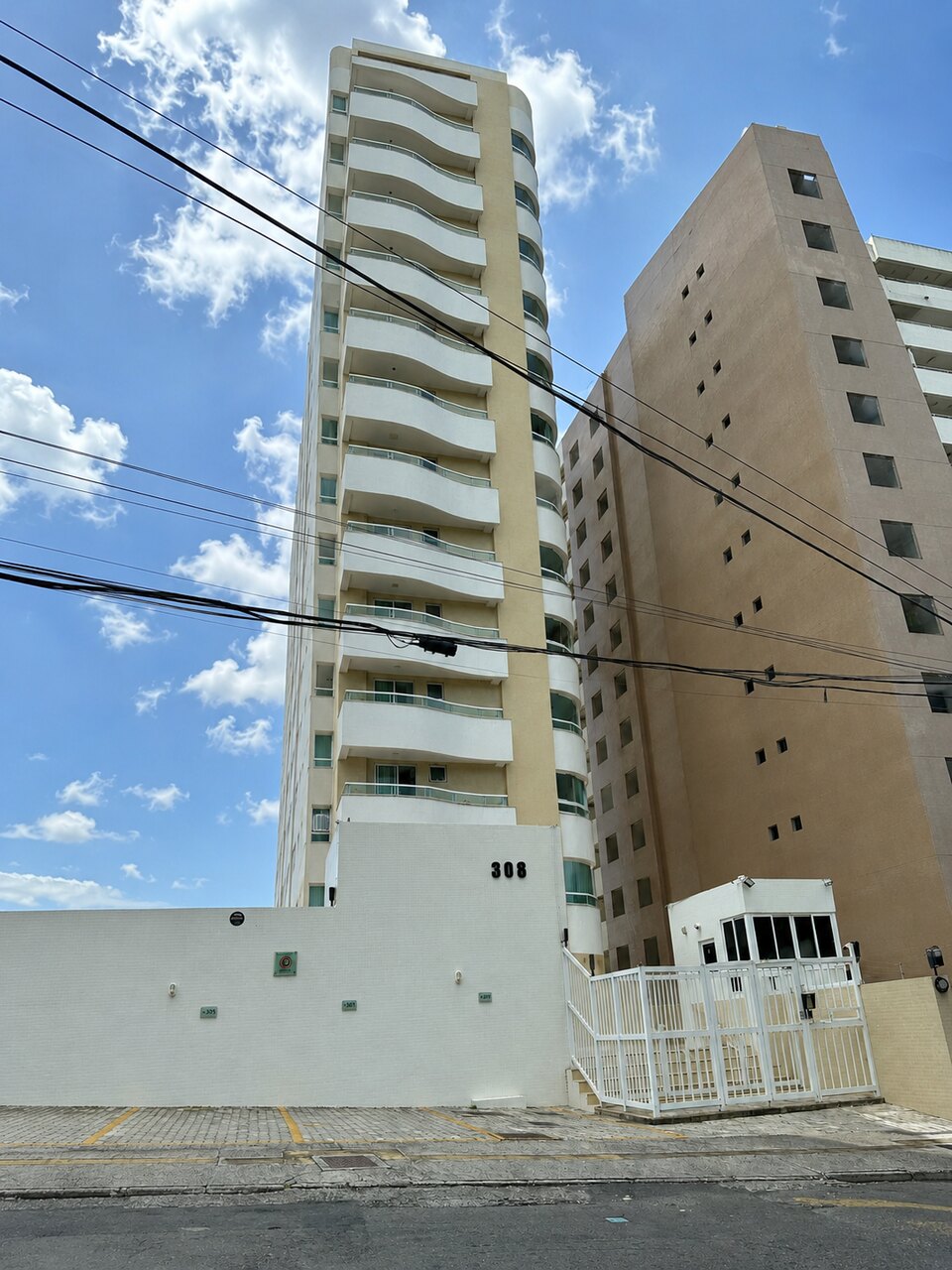 Vista do Edifício Terrazzo Verona em Patamares, com foco na fachada.