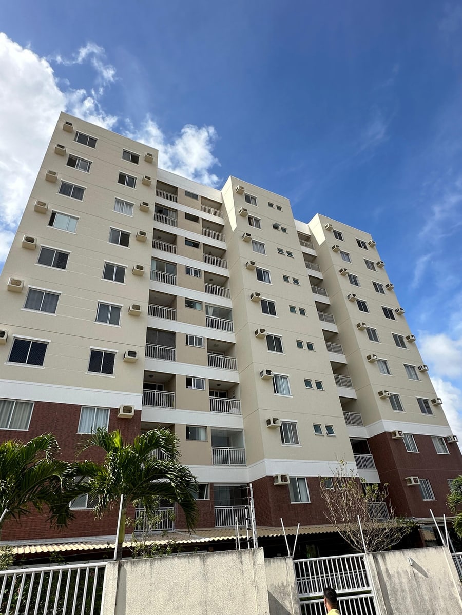 Edificação residencial em Alagoinhas após serviços de pintura e recuperação.